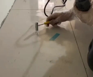 红桥瓷砖开裂维修公司专业分享瓷砖在铺贴前如果没有沥干水分，将会导致以下问题